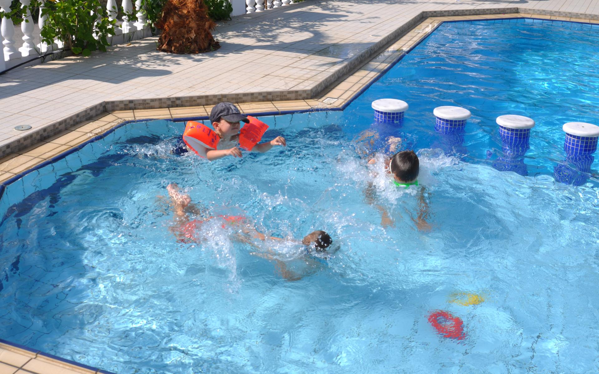 Poolanlage - Großer Pool mit Kinderbereich | Apartments Blue & White | Kreta | Griechenland